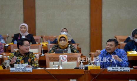 Sekretaris Kementerian BUMN Susyanto bersama Direktur Utama PT Bank Syariah Indonesia Tbk (BSI) Hery Gunardi saat mengikuti Rapat Dengar Pendapat bersama Komisi VI DPR di Kompleks Parlemen, Senayan, Jakarta, Selasa (20/9/2022). Rapat tersebut membahas mengenai Progres PT Bank Syariah Indonesia Tbk menjadi Bank BUMN. Republika/Prayogi