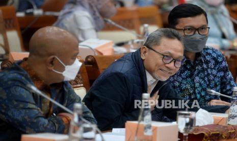 Menteri Perdagangan Zulkifli Hasan (tengah).