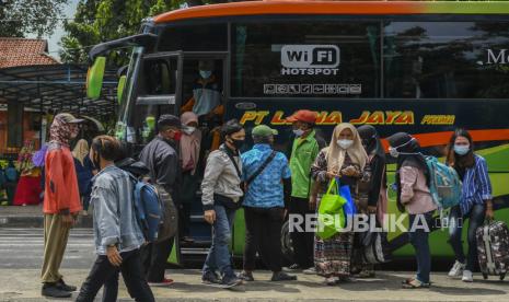 Penumpang tiba di Terminal Kampung Rambutan, Jakarta. Pemerintah pada tahun ini sepertinya tidak akan melarang mudik lebaran seperti tahun lalu. (ilustrasi)