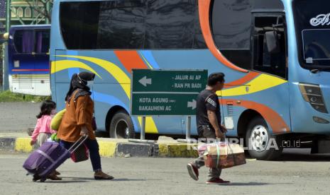 Penumpang berjalan menuju bus yang akan menuju Pelabuhan Bakauheni di terminal tipe A Rajabasa Lampung, Lampung, Selasa (6/7/2021). Organisasi Angkutan Darat (Organda) Provinsi Lampung menyebut Pemberlakuan Pembatasan Kegiatan Masyarakat (PPKM) Darurat Jawa-Bali berdampak pada sektor perjalanan darat hingga mengalami penurunan sebanyak 70 persen karena penumpang yang biasanya menuju pulau Jawa seperti Tangerang, Jakarta, hingga Surabaya menjadi relatif kosong. 