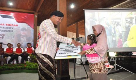 Gubernur Jateng Ganjar Pranowo menyerahkan bantuan beras fortifikasi kepada balita stunted di Kabupaten Cilacap, Kamis (2/2/2023).