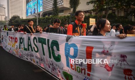 Sejumlah anak mengikuti kegiatan kampanye peduli iklim di kawasan Bundaran HI, Jakarta, Ahad (17/11/2024). Kampanye tersebut menyampaikan aspirasi terkait dampak krisis iklim serta mengajak generasi muda dan anak-anak turut terlibat mencegah krisis iklim.