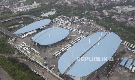 Foto udara Terminal Pulogebang, Jakarta Timur. Kepala Unit Pengelola Termina Pulogebang prediksi puncak arus mudik dimulai 18 April.