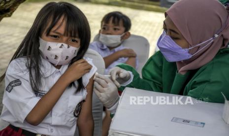 Vaksinator menyuntikkan vaksin Covid-19 ke siswa Sekolah Dasar (SD) saat pelaksanaan vaksinasi Covid-19 bagi anak usia 6-11 tahun di Taman Dewi Sartika, Jalan Wastukencana, Kota Bandung, Kamis (16/12). Pemerintah Kota Bandung mulai melakukan vaksinasi Covid-19 dosis pertama untuk anak usia 6-11 tahun dengan sasaran sebanyak 250 ribu anak. Foto: Republika/Abdan Syakura