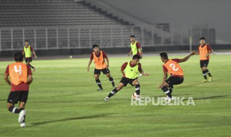 Sejumlah pesepak bola timnas Indonesia U-22 mengikuti internal game di Stadion Madya, Kompleks Gelora Bung Karno, Jakarta, Rabu (19/4/2023). Internal game tersebut dalam rangka persiapan timnas U-22 yang akan tampil pada ajang olah raga SEA Games 2023 di Kamboja. 