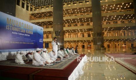 Gelar Muhasabah Akhir Tahun, MUI Bangkitkan Spiritualitas Umat. Foto: Ketua MUI Bidang Dakwah dan Ukhuwah KH Cholil Nafis memberikan Tausiyah pada acara Muhasabah dan Istighotsah Kubra Akhir Tahun 2021 di Masjid Istiqlal, Jakarta, Kamis (30/12). Komisi Dakwah Majelis Ulama Indonesia (MUI) Pusat mengelar acara Muhasabah dan Istighotsah Kubra Akhir Tahun 2021 yang dilaksanakan secara Hybrid dan diharapakan bisa membangkitkan spiritualitas umat Islam.Prayogi/Republika