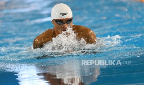 Perenang Indonesia Gagarin Nathaniel Yus memacu kecepatan pada perlombaan nomor 50 meter renang gaya dada putra SEA Games 2021 Vietnam di Aquatic Sport Palace, Hanoi, Vietnam, Rabu (18/5/2022). Gagarin meraih medali perak usai finis kedua dengan catatan waktu 28,31 detik, sementara Than meraih medali emas, dan Maximillian meraih medali perunggu. 