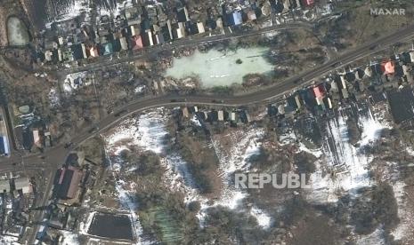 Rabu ini, 23 Februari 2022, citra satelit yang disediakan oleh Maxar Technologies menunjukkan bagian dari konvoi militer bergerak ke selatan di dan sekitar Golovchino, Rusia.