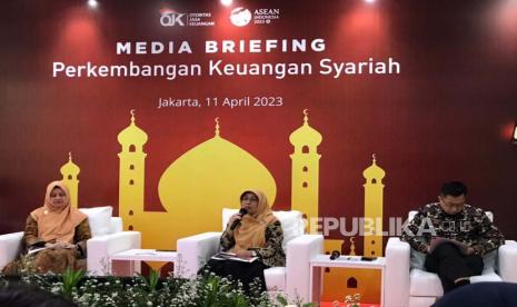 Direktur Pengaturan dan Pengembangan Perbankan Syariah OJK Nyimas Rohmah (kiri), Direktur Pengembangan Pasar Modal dan Pasar Modal Syariah OJK Fadilah Kartikasasi (tengah), dan Direktur Pengembangan IKNB dan Inovasi Keuangan Digital (kanan) Edi Setijawan menjelaskan mengenai perkembangan keuangan syariah di Gedung OJK, Selasa (11/4/2023). 