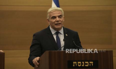  Menteri Luar Negeri Israel Yair Lapid berbicara selama pernyataan bersama dengan Perdana Menteri Naftali Bennett, di Knesset, parlemen Israel, di Yerusalem, Senin, 20 Juni 2022. Kantor Bennett mengumumkan Senin, bahwa koalisinya yang melemah akan dibubarkan dan negara akan dipimpin ke pemilu baru. Bennett dan mitra koalisi utamanya, Yair Lapid, memutuskan untuk memberikan suara untuk membubarkan parlemen dalam beberapa hari mendatang, kata kantor Bennett. Lapid kemudian menjabat sebagai caretaker perdana menteri. Pemilihan itu, yang diharapkan pada musim gugur, akan menjadi yang kelima bagi Israel dalam tiga tahun.