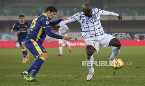 Giangiacomo Magnani dari Verona, kiri, menantang pemain Inter Romelo Lukaku selama pertandingan sepak bola Serie A antara Hellas Verona dan Inter Milan di Verona, Italia Rabu, 23 Desember 2020. 