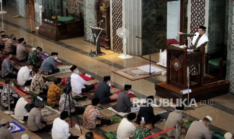 Menteri Koordinator Politik, Hukum, dan Keamanan (Menkopolhukam) Mahfud MD menyampaikan khotbah Jumat di Masjid Al-Markaz Al-Islami di Makassar, Sulawesi Selatan, Jumat (23/4/2021). Lewat khotbah Jumat, Menkopolhukam Mahfud MD mengajak umat muslim untuk meningkatkan keimanan dengan memperbanyak ibadah serta bersama-sama menjaga keamanan dan ketertiban masyarakat selama bulan Ramadhan 1442 H. 