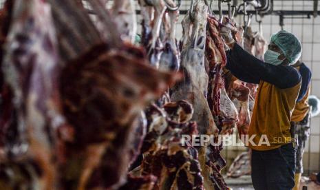 Pemotongan Qurban di RPH, Pengamat: Jangan Terlalu Idealis. Foto: Pekerja memotong daging sapi kurban di Rumah Pemotongan Hewan (RPH) PD Dharma Jaya, Cakung, Jakarta, Jumat (31/7). Ratusan ekor sapi kurban disembelih di RPH tersebut pada perayaan Idul Adha 1441 H yang berasal dari instansi pemerintah dan masyarakat serta penyembelihan itu akan berlangsung hingga Senin (3/8). Republika/Putra M. Akbar