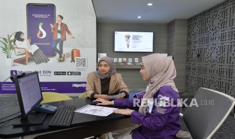 Customer Service PT Bank Muamalat Indonesia Tbk memberikan penjelasan kepada nasabah tentang KPR iB Hijrah Spesial Milad di kantor cabang Muamalat Tower Jakarta, Jumat (19/5/2023). PT Bank Muamalat Indonesia Tbk memberikan margin spesial sebesar 3,1 persen hingga 30 Juni 2023