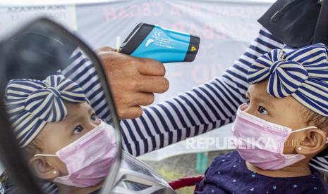 Dua anak berusia di bawah lima tahun atau balita di Provinsi Riau dikonfirmasi positif terserang Covid-19 menurut data Dinas Kesehatan Provinsi Riau yang disiarkan Senin (4/5).