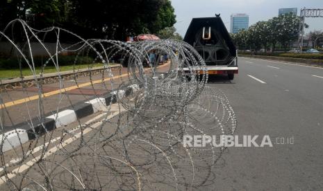 Kawat berduri milik kepolisian disiapkan di sekitar kawasan gedung DPR, Senayan, Jakarta, Kamis (8/10). Pengamanan di kawasan senayan tersebut diperketat terkait aksi demo yang akan di gelar oleh sejumlah buruh dan mahasiswa dalam menolak UU Cipta Kerja. (ilustrasi)