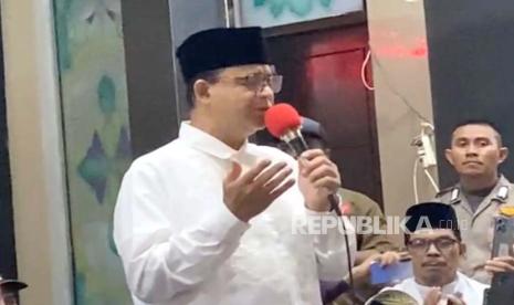 Bakal capres, Anies Baswedan saat memimpin doa bersama untuk warga Palestina di Masjid Agung Syekh Burhanuddin Ulakan di Padang Pariaman, Sumatra Barat, Rabu (1/11/2023) 