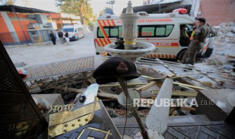  Baret polisi (tengah) di antara puing-puing di lokasi kejadian sehari setelah ledakan bom bunuh diri di sebuah Masjid di Garis Polisi, di Peshawar, provinsi KPK, Pakistan, Selasa (31/1/2023). Korban tewas akibat bom bunuh diri tersebut telah mencapai 92 orang, kata polisi pada 31 Januari. 