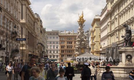 Orang-orang berjalan di jalan perbelanjaan Graben di Wina, Austria, Selasa, 14 Juni 2022. Pemerintah Austria mempresentasikan paket tindakan yang ditujukan untuk meredam dampak inflasi tinggi yang mencakup 500 Euro, 523 Dolar, pembayaran untuk semua penduduk dan tiga -bulan penundaan untuk retribusi baru pada emisi karbon dioksida.