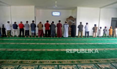 Hukum Meninggalkan Imam Saat Sholat Berjamaah Berlangsung