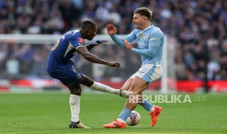  Jack Grealish Manchester City (kanan) berebut bola dengan pemain Chelsea Moises Caicedo 