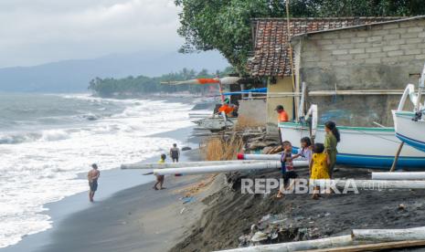 Anak-anak kampung nelayan bermain dekat lokasi abrasi di Lingkungan Pondok Perasi, Mataram, NTB, Kamis (14/3/2024). Abrasi di kawasan pesisir barat Kota Mataram itu merupakan salah satu dampak cuaca ekstrem yang terjadi sejak Senin (11/3) dan mengakibatkan sedikitnya 20 rumah warga kampung nelayan rusak terhempas gelombang tinggi dan angin kencang. 