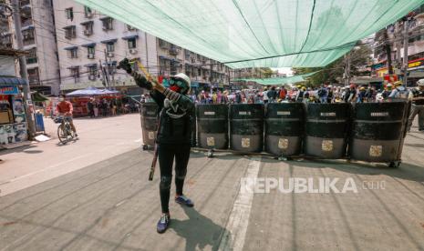 Demonstran wanita berlatih sling shot selama protes menentang kudeta militer di Yangon, Myanmar,  Kamis (18/3). Protes anti-kudeta terus berlanjut meskipun tindakan keras terhadap demonstran semakin intensif oleh pasukan keamanan.