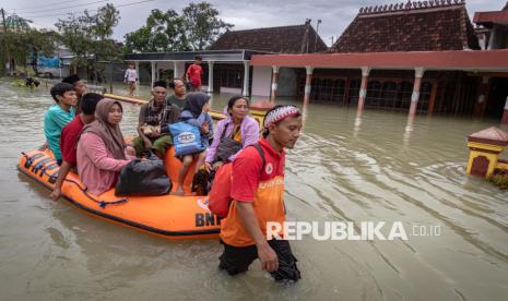 Petugas BPBD mengevakuasi warga dengan perahu karet dari rumah mereka yang terendam banjir di Desa Ringinkidul, Kecamatan Gubug, Grobogan, Jawa Tengah, Senin (10/3/2025). Menurut data sementara yang dihimpun Pusdalops BPBD Grobogan, per Senin (10/3) pukul 07:00 WIB atau hari kedua peristiwa banjir yang berdampak pada 4.606 KK di 23 desa di enam kecamatan itu berangsur surut, namun dua desa di Desa Ringin Kidul dan Desa Baturagung masih terendam banjir hingga ketinggian sekitar 120 cm karena berdekatan dengan aliran air dari jebolnya tanggul Sungai Tuntang. 