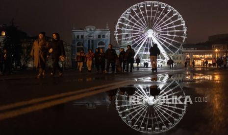  Orang-orang berjalan di lingkungan Podil saat pemadaman listrik berlanjut di pusat kota Kyiv (Kiev), Ukraina, 06 November 2022 (dikeluarkan 07 November 2022). Walikota Kyiv Vitali Klitschko meminta penduduk ibukota Ukraina untuk menghemat pasokan dan mempertimbangkan untuk pindah sementara jika listrik padam total. Pemadaman listrik terjadwal diberlakukan di seluruh negeri, termasuk ibu kota Kyiv, kata operator listrik Ukrenergo, ketika serangan Rusia menargetkan infrastruktur kritis dan energi Ukraina. Pasukan Rusia pada 24 Februari memasuki wilayah Ukraina, memulai konflik yang telah memicu kehancuran dan krisis kemanusiaan.