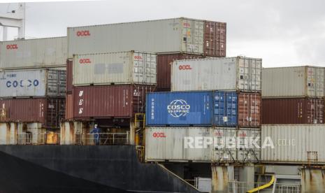 Pekerja beraktivitas di dekat peti kemas di Pelabuhan Tanjung Priok, Jakarta, Kamis (10/11/2022).