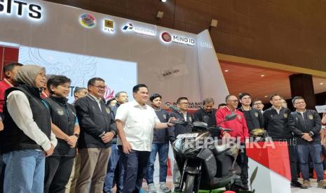 Ketua Umum PSSI Erick Thohir meluncurkan motor listrik GESITS edisi khusus dengan jumlah sangat terbatas yang melambangkan kebanggan atas Indonesia melalui dukungan #BersamaGaruda di ajang Indonesia International Motor Show (IIMS) di JIExpo Kemayoran, Jakarta, Ahad (18/2/2024) pagi. 