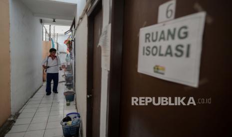 Warga menyemprotkan cairan disinfektan di indeskos yang dijadikan ruangan isolasi mandiri untuk warga di Jalan Poncol RW 05, Kuningan Barat, Jakarta, Jumat (28/8). Penyediaan ruangan isolasi mandiri tersebut digagas atas dasar inisiatif warga setempat untuk mengantisipasi penyebaran virus corona di lingkungan warga.