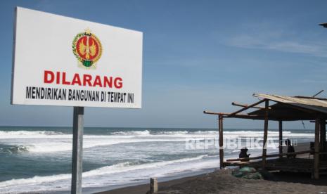 Gelombang tinggi di Pantai Depok, Bantul, DI Yogyakarta.