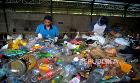 Karyawan memilah sampah anorganik  di Kelompok Usaha Pengelolaan Sampah (KUPAS) Panggungharjo, Bantul, Yogyakarta, Rabu (2/5/2023). Ditutupnya TPST Piyungan oleh Pemda DIY tidak berpengaruh bagi warga Panggungharjo, karena memiliki unit pengelolaan secara mandiri. Sampah warga yang masuk KUPAS akan dipilah kembali menjadi beberapa bagian hingga nanti tinggal residu yang tidak bisa diolah lagi. Sedangkan untuk sampah organik dapur warga dari Kelurahan memberikan solusi yakni alat pengolah Ember Tumpuk serta yang terbaru alat Lodong Sisa Dapur (Losida). Sehingga pembuangan sampah sudah mulai dikurangi sejak dari rumah.