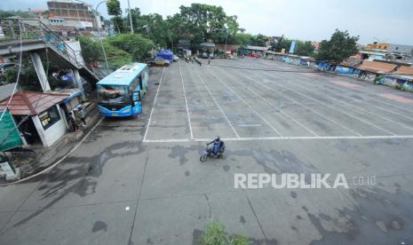 Terminal Cicaheum, Kota Bandung, lengang hanya ada bus Damri jurusan dalam Kota. Pada Sabtu (13/6) terminal ini akan kembali diramaikan angkutan bus AKAP dan AKDP,