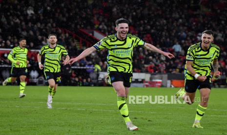 Pemain Arsenal Declan Rice melakukan selebrasi seusai mencetak gol ke gawang Sheffield United saat pertandingan sepak bola Liga Premier Inggris di stadion Bramall Lane, Sheffield, Selasa (5/3/2024). Arsenal menang telak atas Sheffield dengan skor 6-0. Gol-gol Arsenal tercipta lewat Martin Odegard di menit ke-5, gol bunuh diri Jayden Bogle menit ke-13, Gabriel Martinelli menit 15, Kai Havertz menit 25, Declan Rice menit 39 dan Ben White di menit ke-58. Berkat kemenangan ini, Arsenal berada di posisi ketiga klasemen dengan raihan 61 poin dari 27 pertandingan.