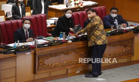 Menko Perekonomian Airlangga Hartarto (kedua kanan) menyerahkan berkas pendapat akhir pemerintah kepada Ketua DPR Puan Maharani (kedua kiri) saat Rapat Paripurna di Kompleks Parlemen, Senayan, Jakarta, Senin (5/10/2020). Dalam rapat paripurna tersebut Rancangan Undang-Undang Cipta Kerja disahkan menjadi Undang-Undang. 