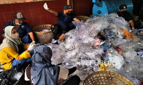 Pekerja memilah sampah plastik di depo sampah, Giwangan, Yogyakarta, Rabu (18/1/2023). Pemerintah Kota Yogyakarta akan memusatkan pemilahan spah plastik dari 29 pasar rakyat ke depo sampah Giwangan. Langkah ini diambil untuk mendukung program nol sampah anorganik oleh Pemkot Yogyakarta.