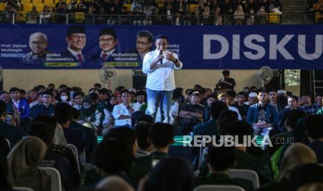  Calon presiden nomor urut 1 Anies Baswedan menyampaikan pidato politiknya saat menghadiri diskusi dan kalibrasi bersama pemuda di GOR Jatidiri, Semarang, Jawa Tengah, Ahad (24/12/2023).