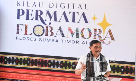 Menteri Koordinator Bidang Kemaritiman dan Investasi Luhut Binsar Pandjaitan memberikan sambutan pada acara puncak Gerakan Nasional Bangga Buatan Indonesia di Puncak Waringin, Labuan Bajo, Manggarai Barat, Nusa Tenggara Timur, Jumat (18/6). 