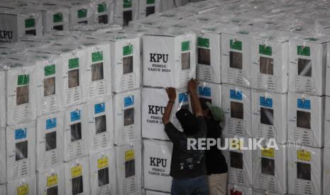 Dua pekerja menata kotak suara yang sudah dikemas di gudang logistik pemilu KPU Kota Surabaya di Margomulyo, Surabaya, Jawa Timur, Sabtu (20/1/2024). KPU Kota Surabaya melakukan pengaturan dan pengemasan logistik Pemilu 2024 untuk selanjutnya akan didistribusikan sebelum 7 Februari 2024 hingga paling lambat H-1 diterima para kelompok penyelenggara pemungutan suara (KPPS) di 8.167 TPS di Surabaya. 