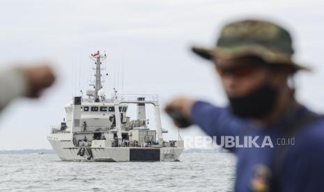 KRI Rigel-933 melakukan pencarian korban dan puing pesawat Sriwijaya Air SJ 182 yang hilang kontak di perairan Kepulauan Seribu, Jakarta, Minggu (10/1/2021). Pesawat Sriwijaya Air SJ 182 yang hilang kontak pada Sabtu (9/1) sekitar pukul 14.40 WIB di ketinggian 10 ribu kaki tersebut membawa enam awak dan 56 penumpang. 