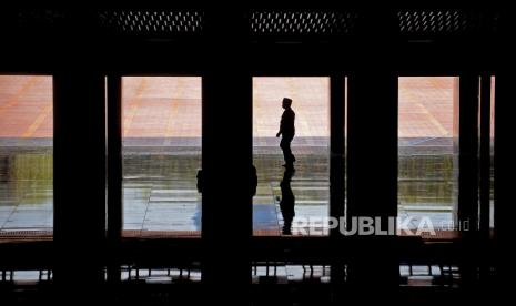 Jamaah berjalan menujua ruang utama Masjid Istiqlal, Jakarta, (9/4). Pada Ramadhan tahun ini masjid Istiqlal melaksanakan sholat tarawih dengan membatasi jumlah kapasitas jamaah hanya untuk 2.000 orang atau setara 30 persen dari kapasitas masjid sebanyak 250.000 orang. Prayogi/Republika.