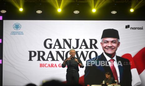 Bakal calon presiden (Bacapres) dari Partai Demokrasi Indonesia Perjuangan (PDIP), Ganjar Pranowo menjawab pertanyaan saat Mata Najwa 3 Bacapres Bicara Gagasan di Grha Sabha Pramana, UGM, Yogyakarta, Senin (19/9/2023). Selama 90 menit Bacapres Ganjar Pranowo ditantang berbicara gagasan dan menjawab pertanyaan bagaimana nanti memimpin Indonesia yang dipandu oleh Najwa Shihab. Topik paling banyak dipilih yakni terkait Korupsi dan Penegakan Hukum, lapangan kerja, dan kebebasan berpendapat paling banyak disorot untuk Ganjar yang tampil pada sesi kedua.