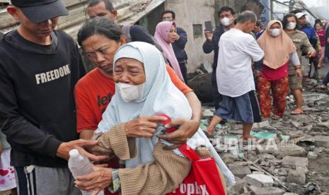 Seorang wanita menangis di permukiman terdampak kebakaran depo Pertamina Plumpang di kawasan Rawa Badak, Jakarta, Sabtu (4/3/2023). Direktur Utama PT Pertamina (Persero) menjelaskan total korban meninggal dunia imbas kebakaran yang terjadi di Terminal Bahan Bakar Minyak (TBBM) Plumpang mencapai 18 orang.