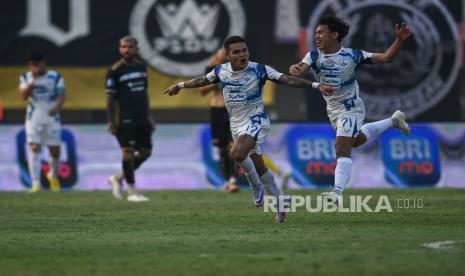 Pesepak bola PSIS Semarang Gali Freitas (kedua kanan) berselebrasi dengan rekannya Luthfi Kamal (kanan) usai membobol gawang Dewa United dalam pertandingan lanjutan pekan kedelapan Liga 1 Indonesia di Indomilk Arena Stadium, Tangerang, Banten, Senin (14/8/2023). PSIS Semarang menang dengan skor 4-1.  