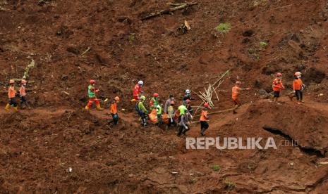 Tim SAR gabungan melakukan evakuasi korban tertimbun longsor gempa bumi di Warung Sate Sinta, Cugenang, Kabupaten Cianjur, Jawa Barat, Sabtu (26/11/2022). Berdasarkan data Badan Nasional Penanggulangan Bencana (BNPB) pada Jumat (25/11/2022) korban jiwa bertambah 17 jenazah dengan jumlah total 310 korban jiwa. Republika/Thoudy Badai