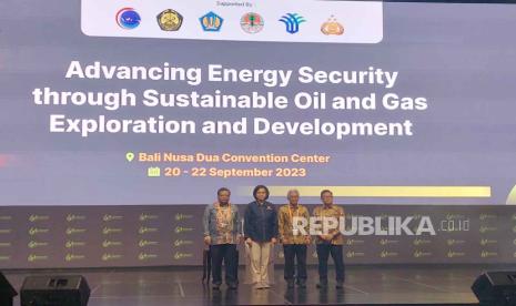 Kepala SKK Migas, Dwi Sutjipto bersama Menteri Keuangan, Sri Mulyani Indrawati dalam pembukaan The 4th International Convention on Indonesian Upstream Oil and Gas Industry 2023 (ICIUOG) di Nusa Dua, Bali, Rabu (20/9/2023). 