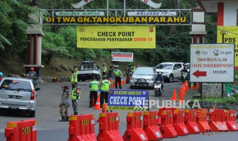 Petugas memeriksa kendaraan yang akan memasuki Kabupaten Subang di Check Point Pencegahan Covid-19 di pintu masuk kawasan Wisata Tangkuban Parahu, Kecamatan Lembang, Kabupaten Bandung Barat, Rabu (27/5). Berbeda dengan Lebaran tahun lalu, jalur wisata Lembang ramai pengunjung dan padat kendaraan, tahun ini sepi