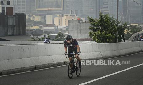 Gubernur Jawa Tengah Ganjar Pranowo saat melintasi Jalan Layang Non Tol (JLNT) Tanah Abang-Kampung Melayu di Jakarta, Ahad (23/5). Tidak diundangnya Ganjar ke acara PDIP di Jawa Tengah, Sabtu (22/5), menimbulkan polemik.